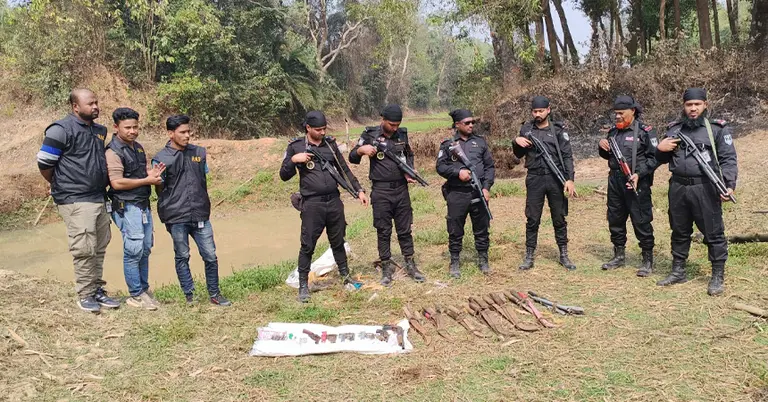 পুকুর সেচে অস্ত্র উদ্ধার করেছে র‌্যাব